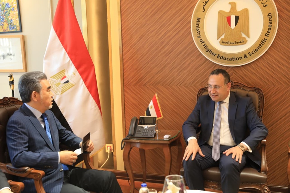 وزير التعليم العالي يستقبل رئيس جامعة هيروشيما اليابانية لبحث تعزيز التعاون التعليمي والبحث 