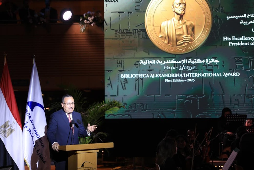 وزير التعليم العالي ومدير مكتبة الإسكندرية يسلمان