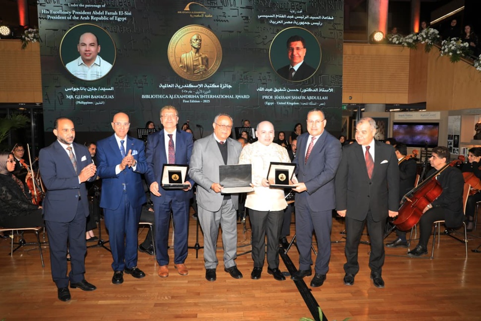 وزير التعليم العالي ومدير مكتبة الإسكندرية يسلمان "جائزة مكتبة الإسكندرية العالمية" للفائزين في احتفالية كبرى