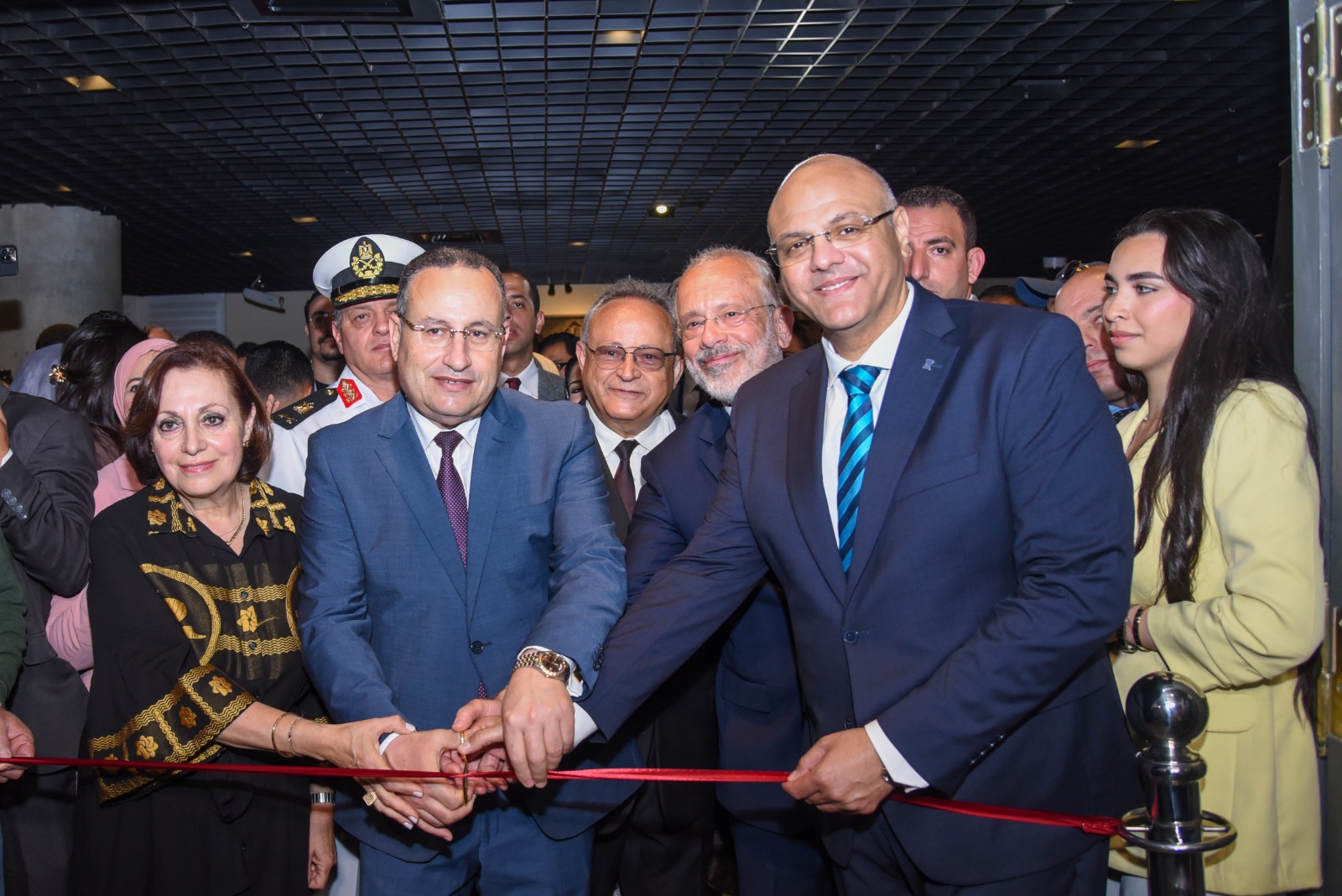 على هامش فعاليات الاحتفال بذكرى تأسيس مدينة الإسكندرية وزير التعليم العالي ومحافظ الإسكندرية ومدير مكتبة الإسكندرية يفتتحون معرض "عشرون عامًا من الحفائر في حدائق الشلالات"