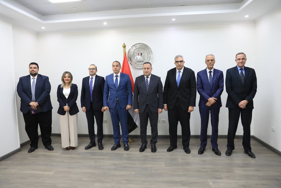 وزير التعليم العالي يبحث مع رئيس الرقابة المالية آليات نشر الثقافة المالية لطلاب الجامعات وفرص الاستفادة من الأنشطة غير المصرفية