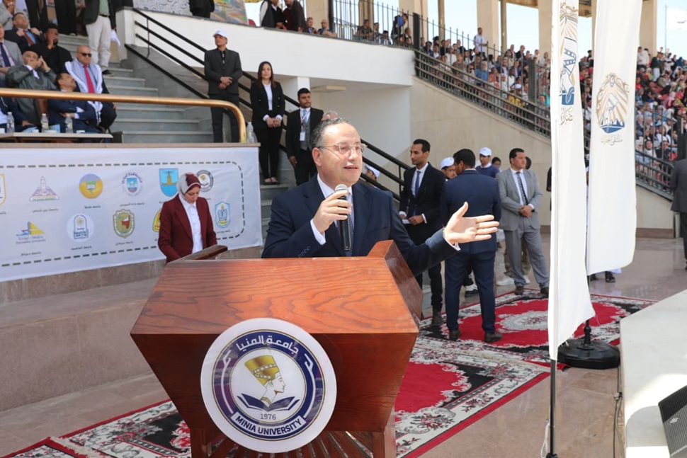 على هامش اليوبيل الذهبي لجامعة المنيا وزير التعليم العالي ومحافظ المنيا ورئيس جامعة المنيا يشهدون ختام فعاليات "ملتقى الحضارات" بجامعة المنيا